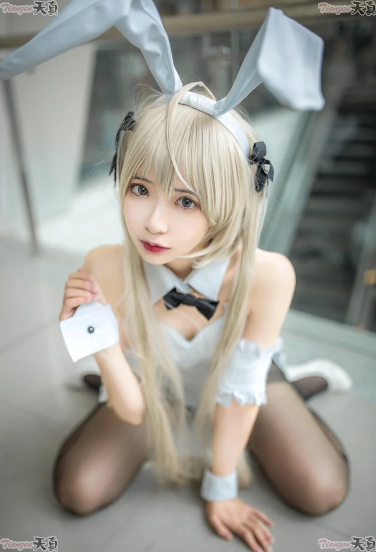 《春日野穹》 —  长直的奶油白发